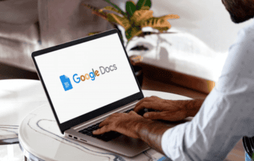 homem usando google docs em um notebook em cima de uma mesa