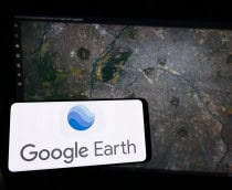 Ao fundo, mapa do Google Earth; à frente, logo do serviço em um smartphone na horizontal