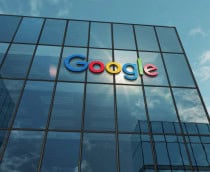Fachada de um prédio do Google com o logo da empresa fixado