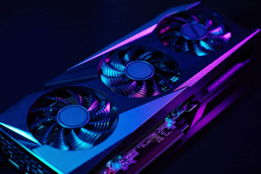Close de uma placa gráfica de alto desempenho com três ventiladores de resfriamento com iluminação de néon.