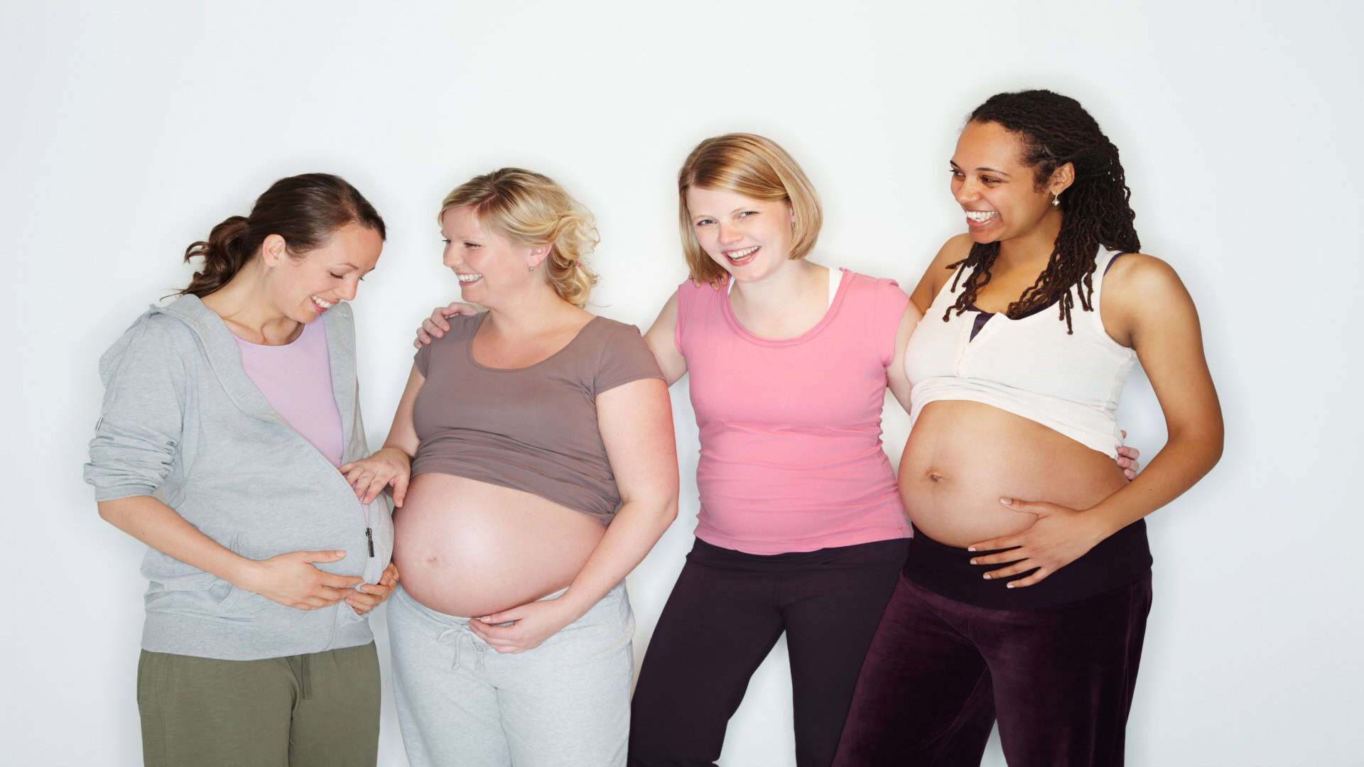 Imagem mostra Grupo de amigas grávidas em estúdio contra um fundo branco