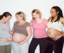 Imagem mostra Grupo de amigas grávidas em estúdio contra um fundo branco