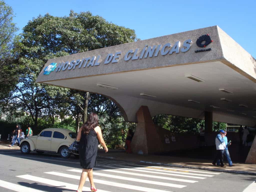 imagem mostra facha da entrada do hospital de clínicas da unicamp