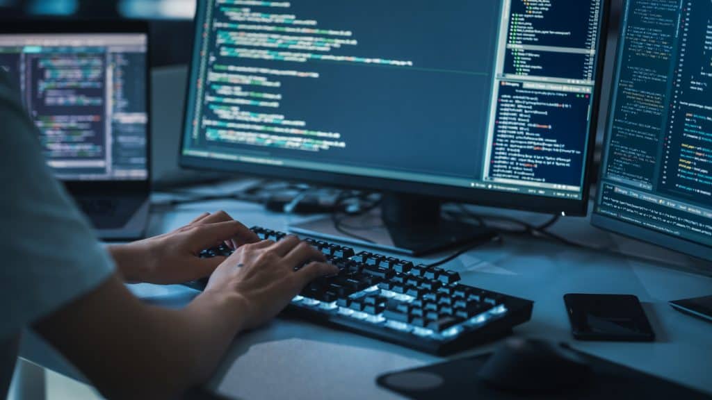 Antes de ser um dev sênior, é preciso ser um excelente júnior No mundo tech, as diferenças entre cargos vão muito além de habilidades técnicas ou simples contagem de anos de experiência. Embora esses elementos sejam importantes, há fatores frequentemente negligenciados, como mudanças de mentalidade, postura profissional e a capacidade de enxergar cada projeto de forma mais ampla e estratégica. A senioridade vem da combinação entre domínio técnico, pensamento crítico e aprendizado contínuo. (Imagem: gorodenkoff/iStock)
