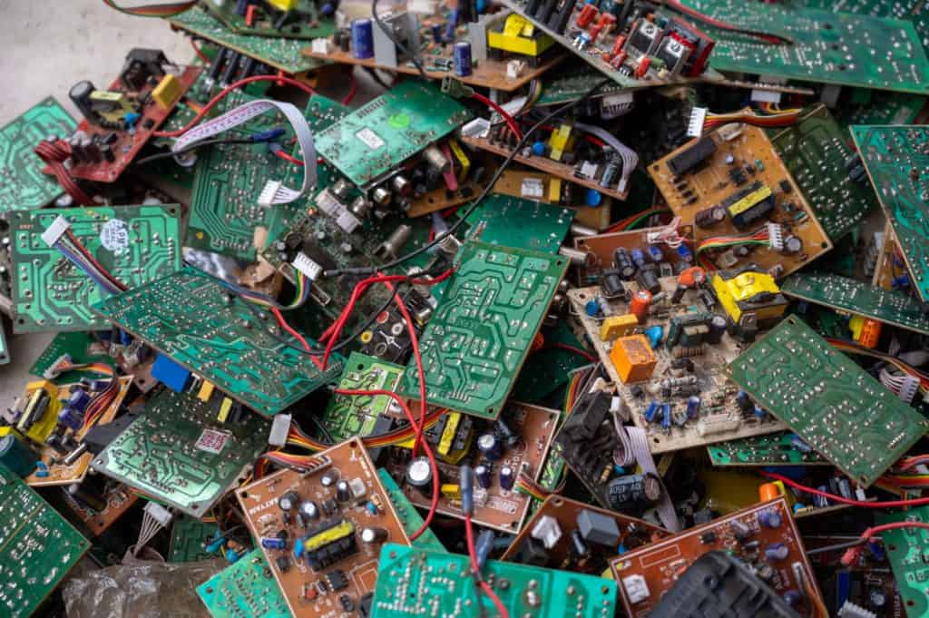 Entre os resíduos há celulares, computadores e metais tóxicos como chumbo e mercúrio (Imagem: Pradeep Gaur/iStock)