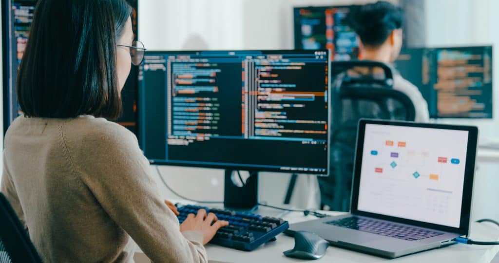 Antes de ser um dev sênior, é preciso ser um excelente júnior No mundo tech, as diferenças entre cargos vão muito além de habilidades técnicas ou simples contagem de anos de experiência. Embora esses elementos sejam importantes, há fatores frequentemente negligenciados, como mudanças de mentalidade, postura profissional e a capacidade de enxergar cada projeto de forma mais ampla e estratégica. Ser sênior é unir profundidade e versatilidade para criar soluções eficientes, escaláveis e sustentáveis. (Imagem: Tirachard/iStock)