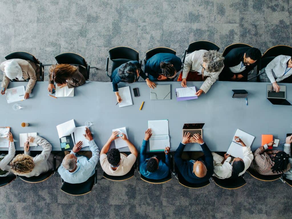 Do legado à inovação: o segredo das empresas centenárias na Era Ágil Por Maria Clara Ramos, diretora executiva de Transformação, Estratégia e Marketing da Allianz SegurosUltrapassar os 100 anos de história não é apenas para sobreviventes. Em termos corporativos, empresas centenárias são exemplos de resiliência e capacidade de adaptação. Em um cenário onde tecnologias emergem e desaparecem rapidamente, essas organizações demonstram que a longevidade está diretamente ligada à habilidade de se reinventar e de fazê-lo estrategicamente, com propósito. Empresas na era da tecnologia necessitam de liderança clara e bem organizada (Imagem: jacoblund/iStock)