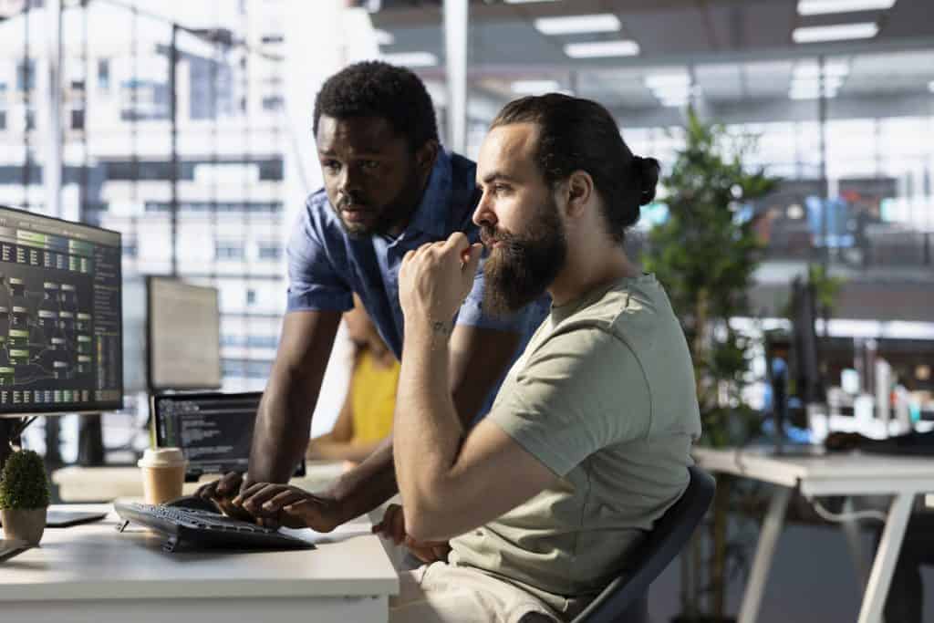 Antes de ser um dev sênior, é preciso ser um excelente júnior No mundo tech, as diferenças entre cargos vão muito além de habilidades técnicas ou simples contagem de anos de experiência. Embora esses elementos sejam importantes, há fatores frequentemente negligenciados, como mudanças de mentalidade, postura profissional e a capacidade de enxergar cada projeto de forma mais ampla e estratégica. Cada etapa da carreira desenvolve fundamentos essenciais para resolver problemas complexos e entregar valor real. (Imagem: Dragos Condrea/iStock)