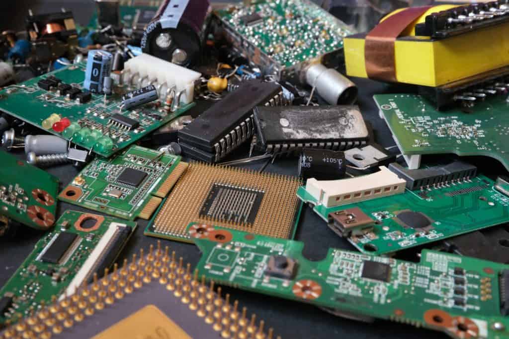 Dez empresas movimentam mais de US$ 1 bilhão exportando e-waste, sem reciclagem adequada. (Imagem: Huseyin Asliyuce/iStock)