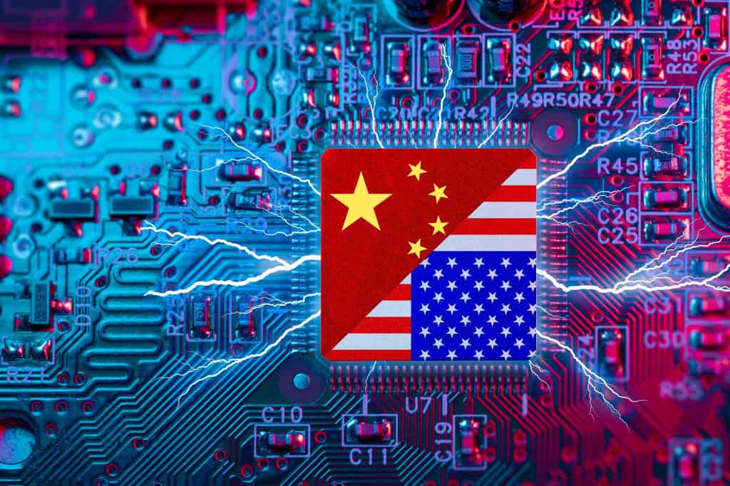 Representação de um processador com as bandeiras de China e EUA irradiando energia