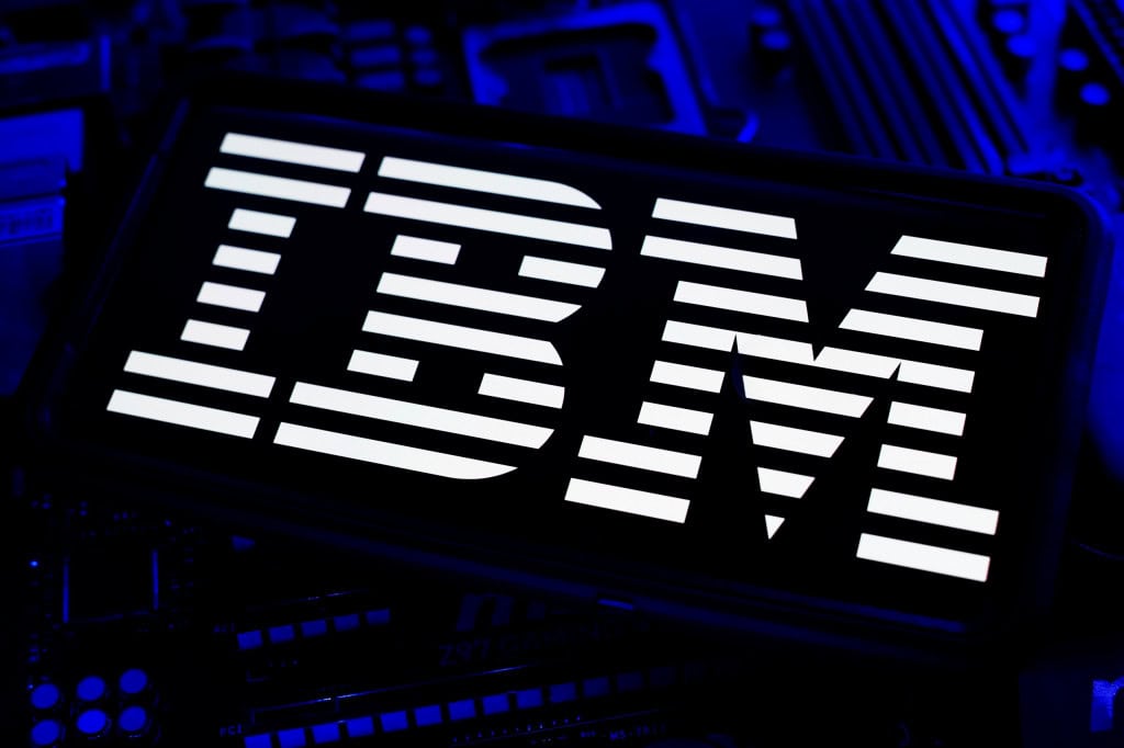 Logo da IBM em um smartphone que está na horizontal e em cima de uma placa-mãe