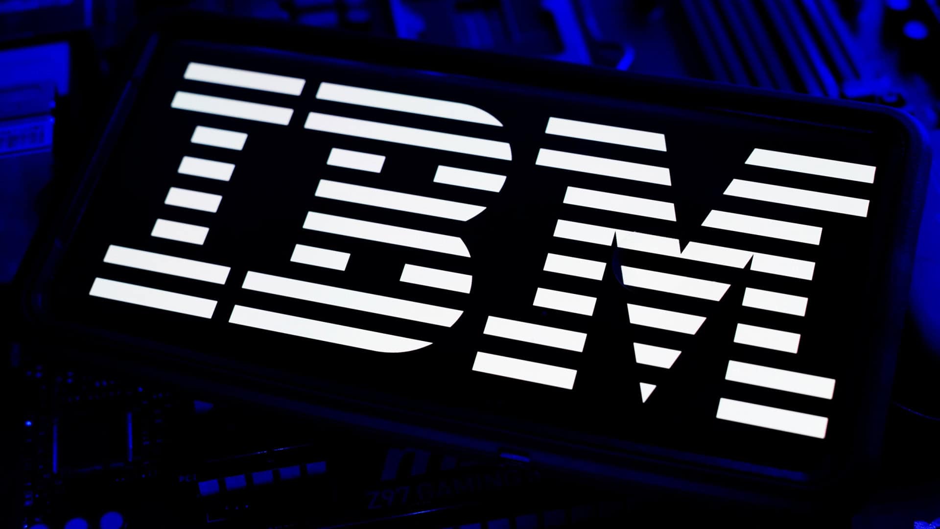 Logo da IBM em um smartphone que está na horizontal e em cima de uma placa-mãe