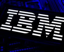Logo da IBM em um smartphone que está na horizontal e em cima de uma placa-mãe
