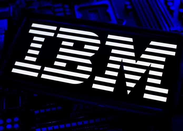 Logo da IBM em um smartphone que está na horizontal e em cima de uma placa-mãe