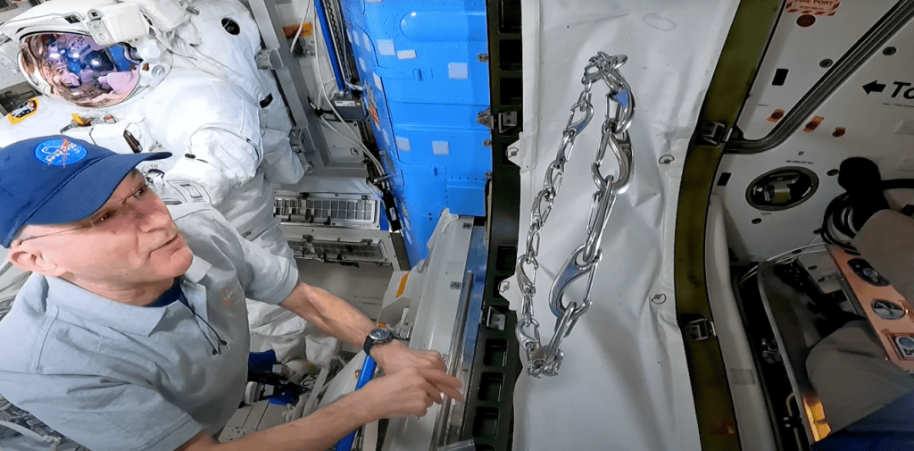 Experimento de youtuber é testado por astronauta na ISS O físico amador e youtuber Steve Mould, conhecido por seu experimento chamado “The chain fountain” (que pode ser traduzido para “A fonte de corrente”), teve a oportunidade de testar sua ideia em microgravidade com a ajuda do astronauta Don Pettit na Estação Espacial Internacional. Don Pettit testou o "Mould Effect" em microgravidade na Estação Espacial Internacional (Imagem: YouTube/Steve Mould/Reprodução)