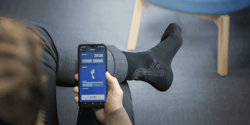 Startup cria meia com chips e IA para tratar dores e dormência em diabéticos Pesquisadores na Suíça desenvolveram uma meia equipada com chips, sensores e inteligência artificial para ajudar pessoas que sofrem de neuropatia diabética, uma das complicações mais debilitantes do diabetes. Startup cria meia com chips e IA para tratar dores e dormência em diabéticos