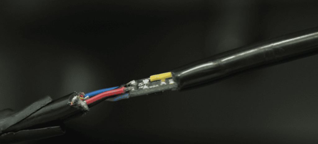 Chip malicioso é colocado dentro da fiação da bomba para alterar a medição do combustível (Imagem: Olhar Digital)
