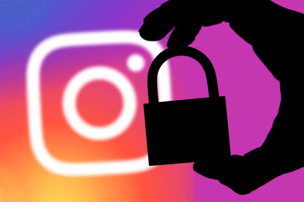 Ao fundo, logo do Instagram; à frente, sobre de uma mão segurando um cadeado