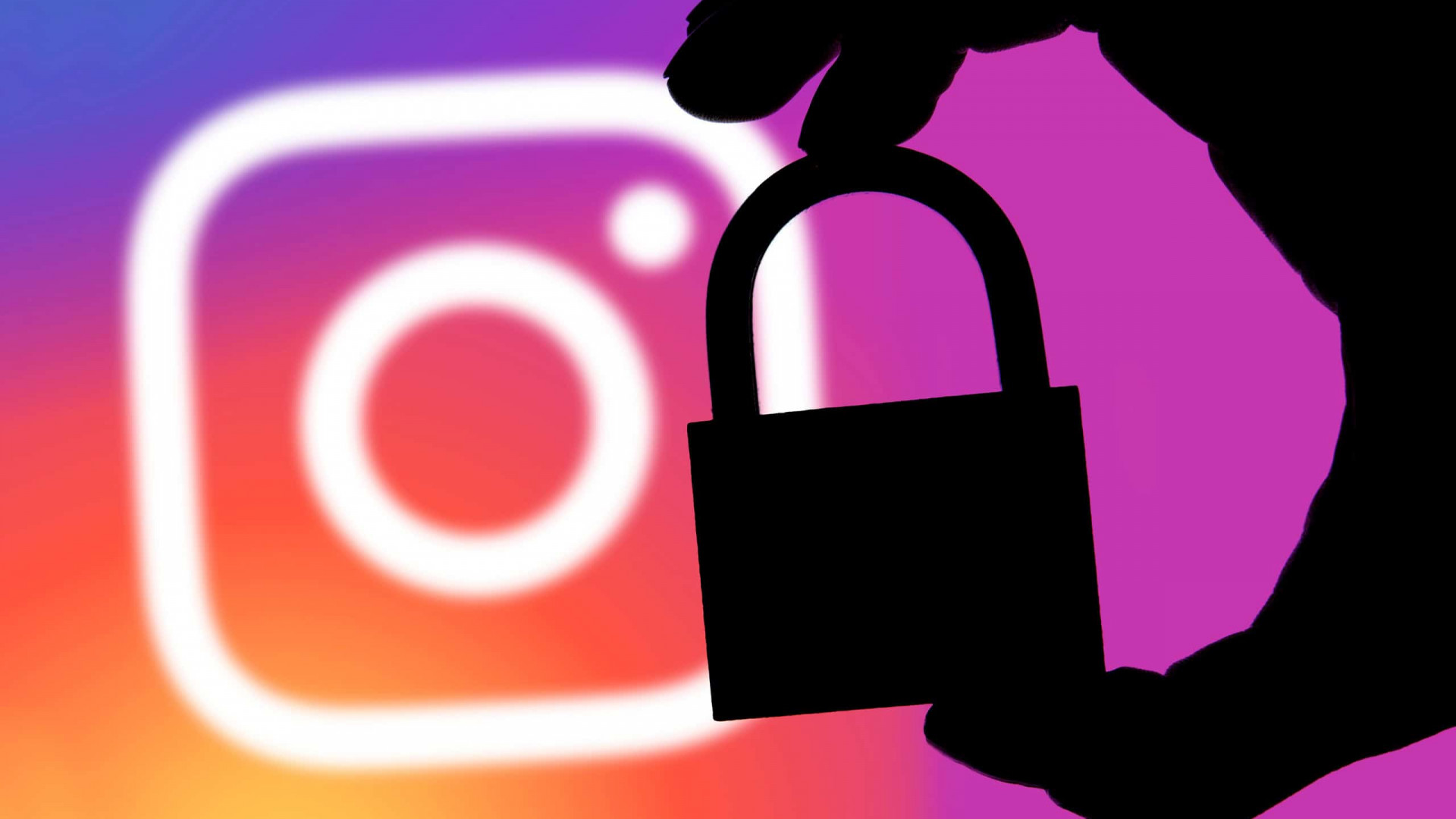 Ao fundo, logo do Instagram; à frente, sobre de uma mão segurando um cadeado