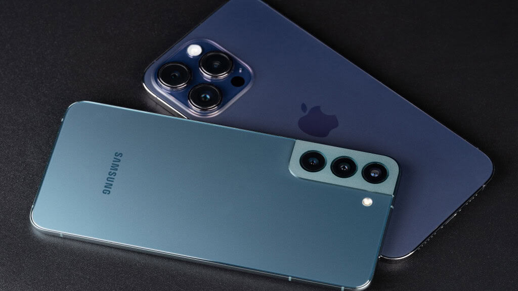 Imagem mostra um celular iPhone e um Samsung Android