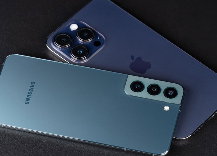 Imagem mostra um celular iPhone e um Samsung Android