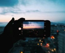 Imagem mostra tela de um iPhone capturando uma paisagem