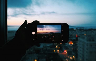 Imagem mostra tela de um iPhone capturando uma paisagem