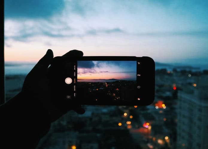 Imagem mostra tela de um iPhone capturando uma paisagem