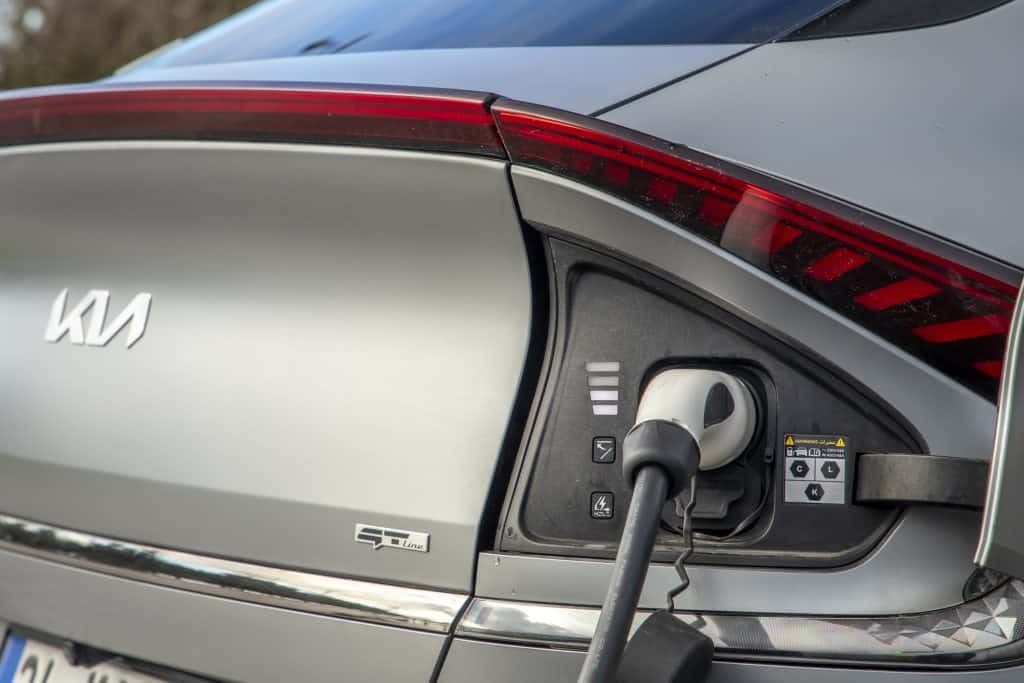 Bateria mais saudável de carros usados não é da Tesla; veja lista  Pela primeira vez, um estudo em larga escala realizado na Suécia avaliou a saúde da bateria de elétricos usados e híbridos plug-in, e os resultados surpreendem. O teste foi conduzido pelo Kvdbil, um dos maiores marketplaces de carros no país europeu. No total, foram avaliados 1.366 veículos, sendo 723 elétricos e 643 híbridos plug-in. Kia EV6