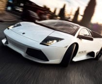 foto de um carro Murciélago branco da Lamborghini, em uma estrada de asfalto