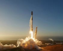 Um foguete Falcon 9, da SpaceX, lançando satélites Starlink da Base da Força Espacial de Vandenberg, na Califórnia, em 27 de outubro de 2025. Crédito: SpaceX