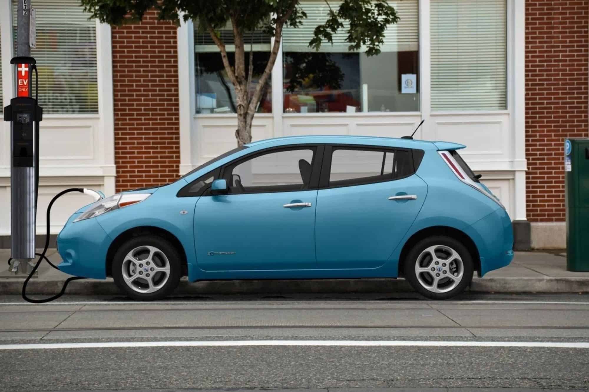 Postes de luz podem ser solução para o carregamento de veículos elétricos