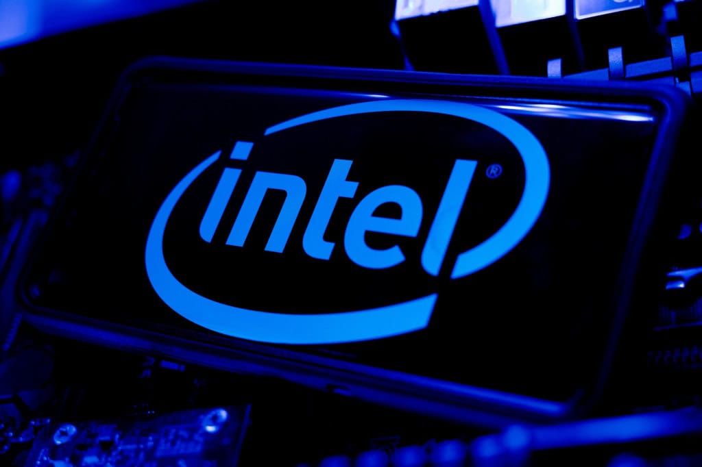 Logo da Intel em um smartphone na horizontal