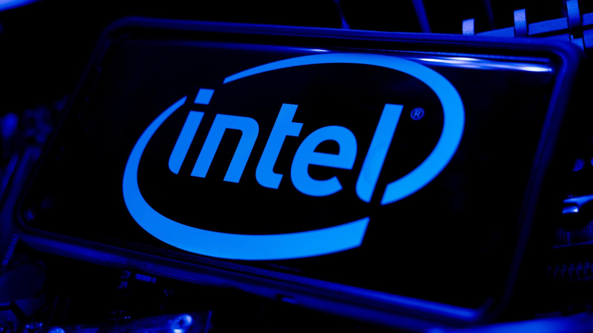 Logo da Intel em um smartphone na horizontal