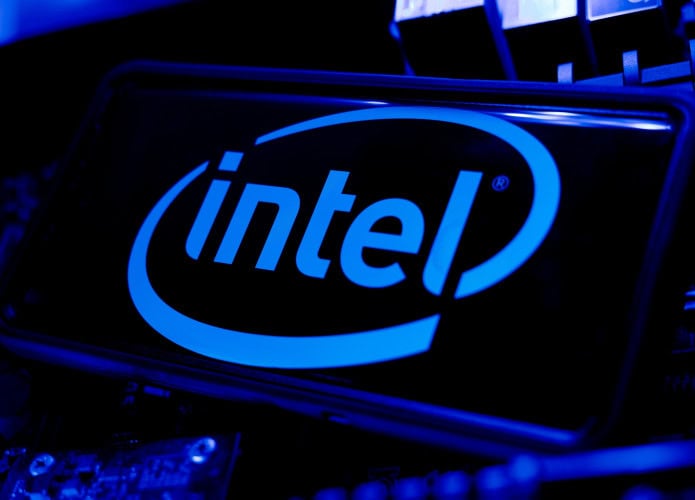Logo da Intel em um smartphone na horizontal