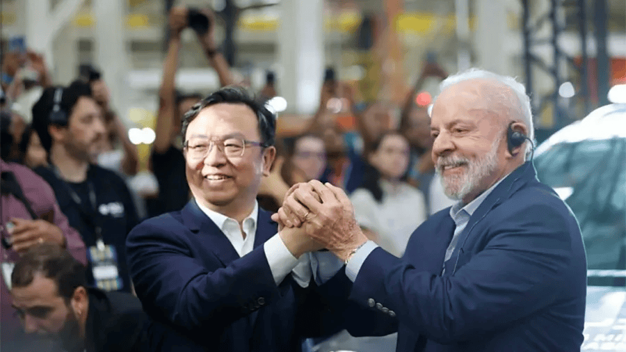 CEO da BYD e o presidente Lula sorrindo e se cumprimentando