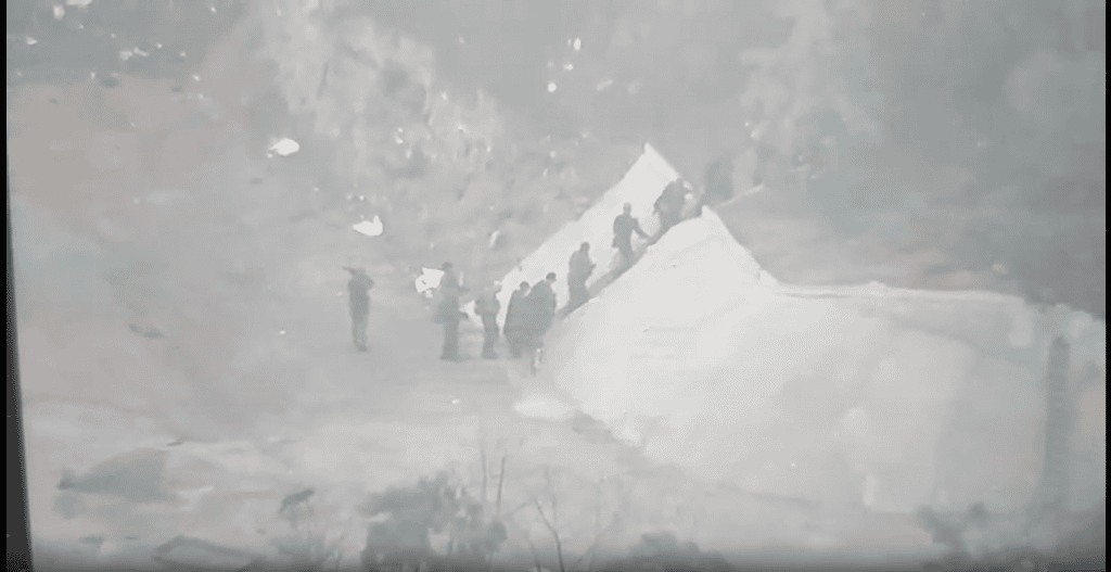 Bandidos deixando complexo pela mata