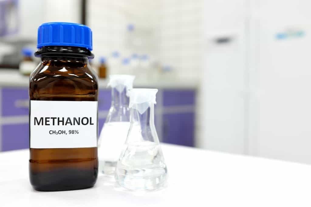 Anvisa libera importação de antídoto para intoxicação por metanol A Agência Nacional de Vigilância Sanitária (Anvisa) autorizou a importação excepcional de 2,6 mil frascos de Fomepizol, usado como antídoto nos casos de intoxicação por metanol. O pedido foi feito pelo Ministério da Saúde e a importação será feita via Organização Pan-Americana da Saúde (OPAS), sendo 2,5 mil frascos adquiridos pelo governo federal e 100 frascos doados pelo fabricante, com entrega prevista até o final da próxima semana. metanol laboratorio