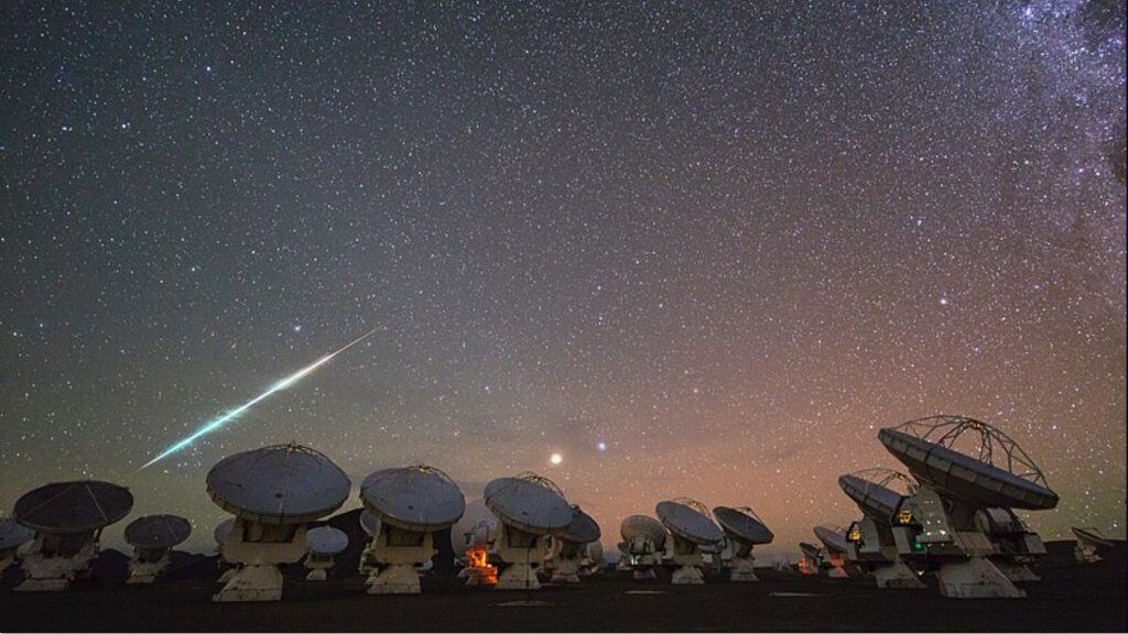 Qual a diferença entre asteroides, cometas e meteoros? O espaço está repleto de corpos celestes que viajam pelo Sistema Solar, e, às vezes, cruzam o caminho da Terra. Apesar de muitas pessoas confundirem os termos, asteroides, cometas e meteoros são objetos distintos, com origens, composições e comportamentos diferentes. Meteoro visto do observatório Atacama