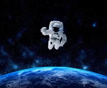 astronauta flutuando acima do planeta terra