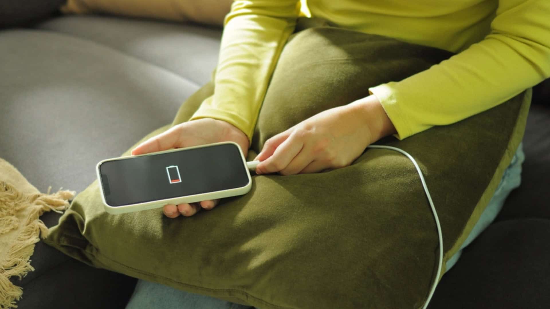 Carregador sendo conectado no celular