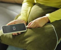 Carregador sendo conectado no celular