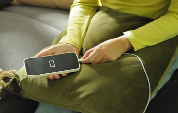 Carregador sendo conectado no celular