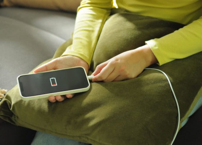 Carregador sendo conectado no celular