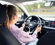 Motorista de aplicativo mulher dirige carro