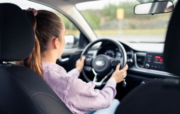 Motorista de aplicativo mulher dirige carro