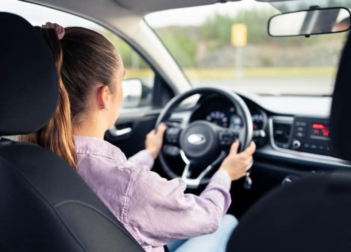 Motorista de aplicativo mulher dirige carro