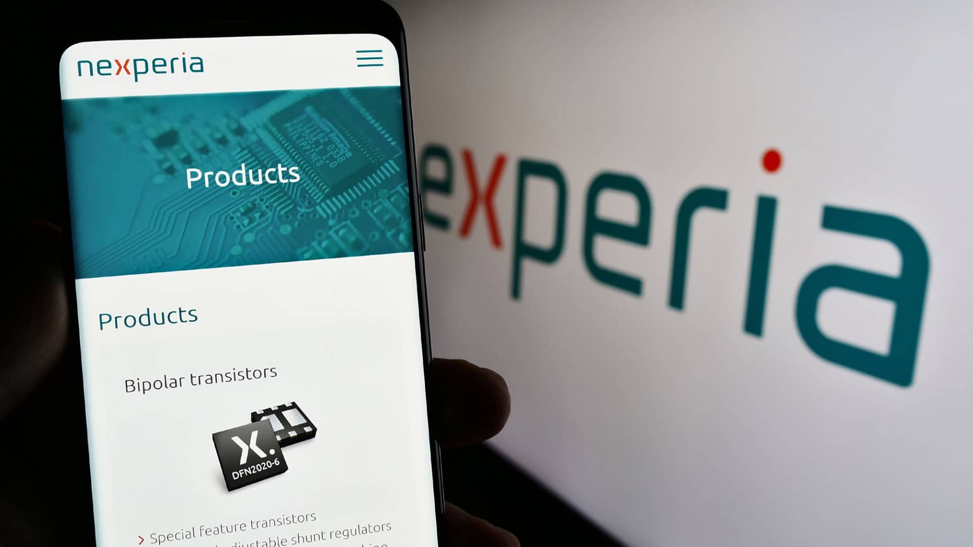 Logo da Nexperia ao lado de um smartphone que exibe o site da companhia