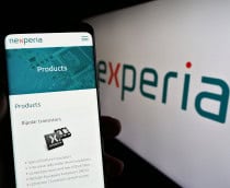 Logo da Nexperia ao lado de um smartphone que exibe o site da companhia