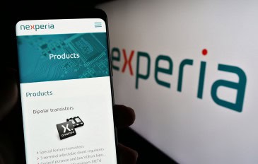 Logo da Nexperia ao lado de um smartphone que exibe o site da companhia